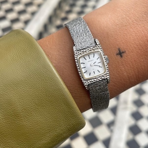 Vintage jaren 1980 witgoud verguld zilveren dames chroom stijl kleine vierkante kast mesh band handmatig opwinden polshorloge armband band door Seiko
