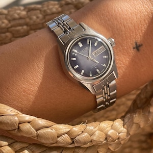 Vintage 1990s Silver Chrome Stainless Steel Link Strap Round Ombré Navy Blue Dial Automatic Hi-Beat Ladies Everyday Wrist Watch By Seiko