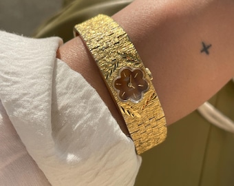 Raro reloj de pulsera vintage suizo de los años 70, de cuerda manual, con 17 joyas, esfera festoneada, correa dorada con grabado floral y elegante, ideal para cócteles o como vestido. Marca Talis.