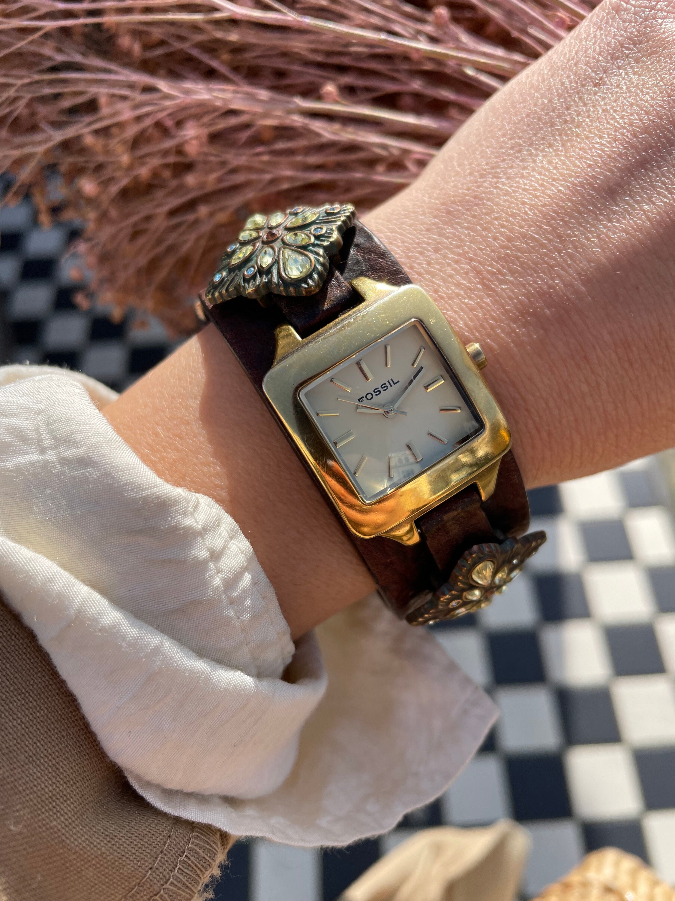 Vintage 00s Quartz Gold Tone Square Dial Ladies Wristwatch Vintage 00s Quartz Gold Tone Square Dial Ladies Wristwatch