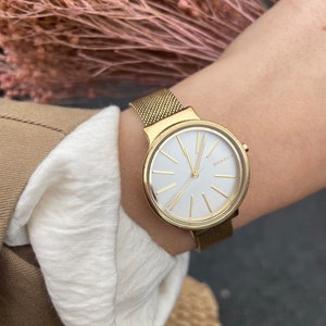 00s Gold Plated Quartz Ladies Wristwatch With Large Round Minimalist Dial & Gold Tone Meah Strap By Skagen Denmark
