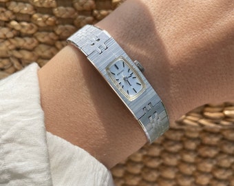 Vintage 1970er Jahre Silber Weiß Gold überzogene Gehäuse zierliche dünne gerippte Armband Tank Style rechteckige Zifferblatt Wind Up Armbanduhr von Seiko