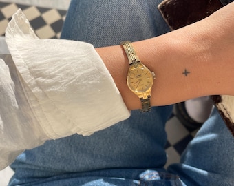 Reloj de cóctel vintage de los años 70 de Limit para mujer, con brazalete pequeño acanalado chapado en oro, reloj de pulsera minimalista para cóctel.