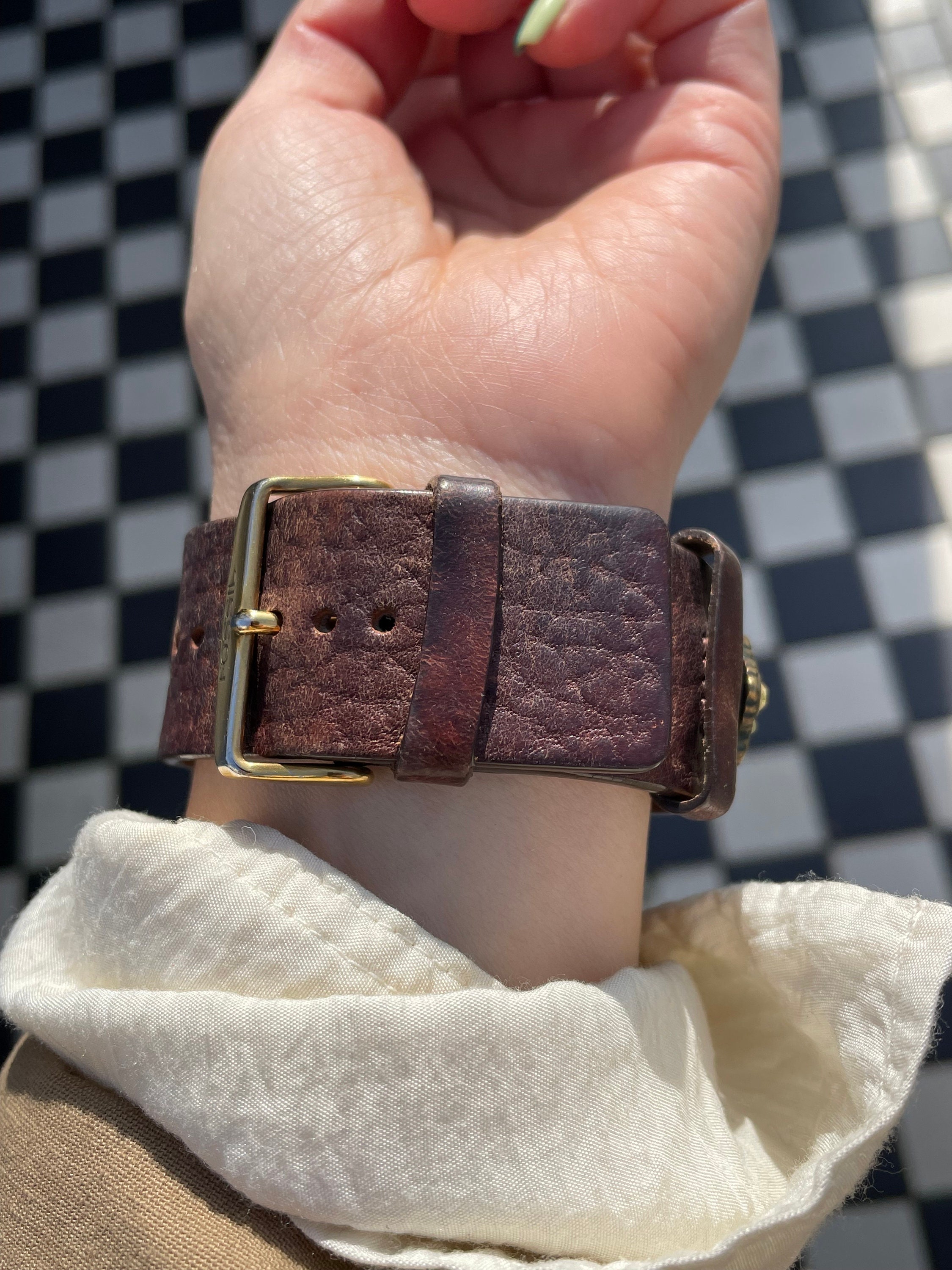 Vintage 00s Quartz Gold Tone Square Dial Ladies Wristwatch Vintage 00s Quartz Gold Tone Square Dial Ladies Wristwatch