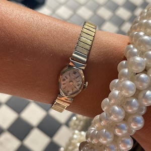 Vintage 1950s Manual Wind Up Oval Ellipse Shaped Dial Ladies Everyday Wristwatch With Gold Plated Stretchy Bracelet Strap