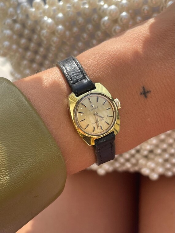 Seltene Vintage 1970er Vergoldete Handaufzug Schwarze Lederband