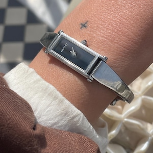 Reloj de pulsera Gucci St. Steel 1500L vintage de los años 90/00, esfera plateada, rectangular, cuarzo suizo, delicado, con brazalete tipo Horsebit para mujer. En caja.