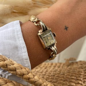 Vintage 1940s Art Deco 15 Jewels Rolled Gold Plated Rectangular Dial With Stretchy Bracelet Strap Wind Up Cocktail Wristwatch By Avia