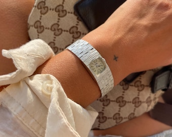 Elegante Vintage-Armbanduhr aus den 1970er-Jahren mit Handaufzug und minimalistischem, gebürstetem, silberplattiertem Armband von Corvette.