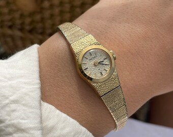 Vintage 1970s Japan Movt SGP Gold Plated Ladies Round Mottled Gold Dial Manual Wind Up Dainty Small Wristwatch Bracelet Strap By Seiko
