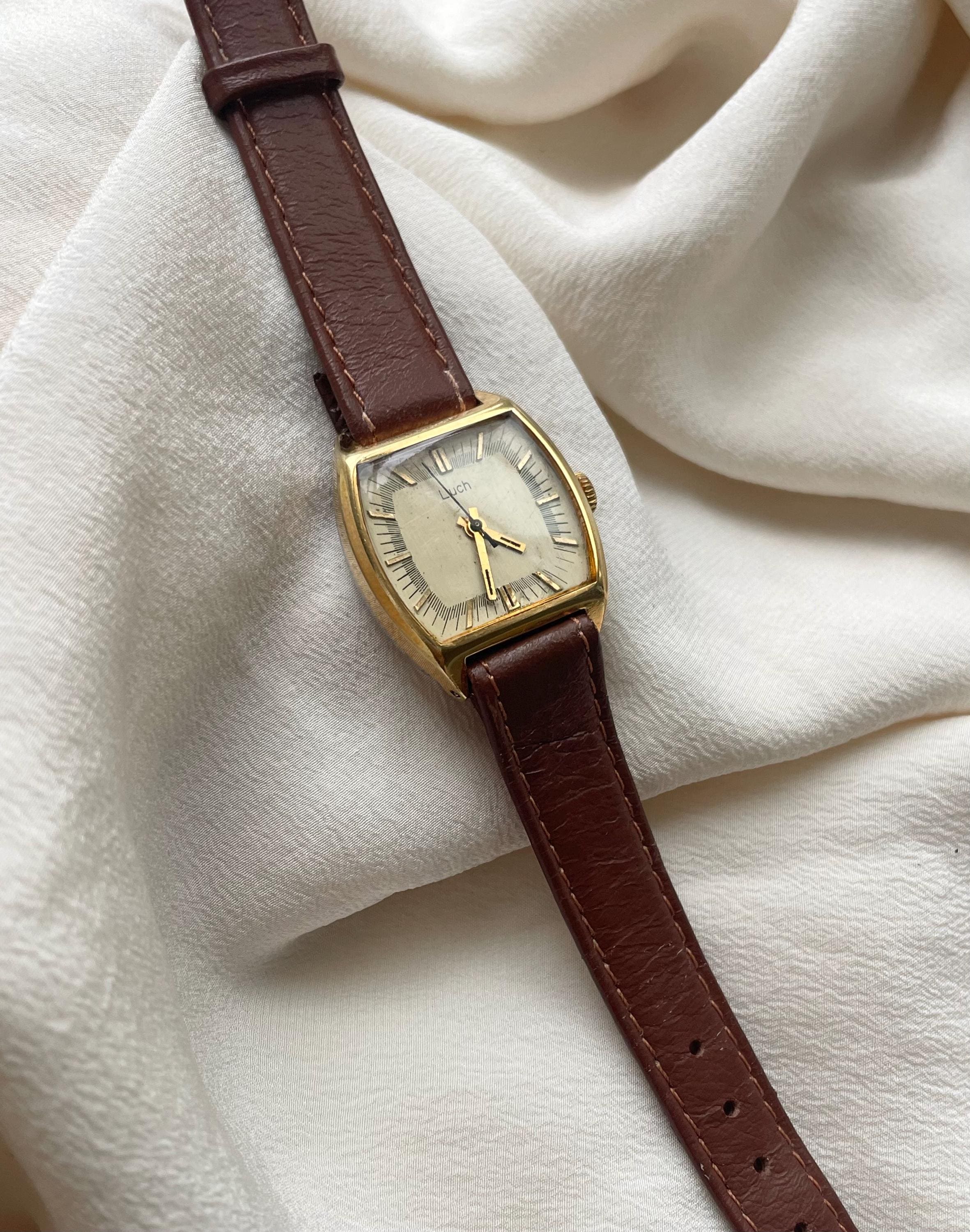 Vintage 1980er Jahre UdSSR Made Vergoldete Lünette Handaufzug Schwarz Braun Lederband Damen Kleid Alltag Armbanduhr von Luch