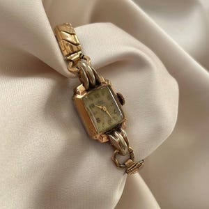 Vintage 1940s Art Deco 15 Jewels Rolled Gold Plated Rectangular Dial With Stretchy Bracelet Strap Wind Up Cocktail Wristwatch By Avia