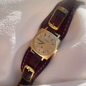 Orologio da polso da donna vintage degli anni '70, a carica manuale, con cassa quadrata placcata in oro, cinturino in vera pelle scamosciata marrone, prodotto in Svizzera, di Certina.