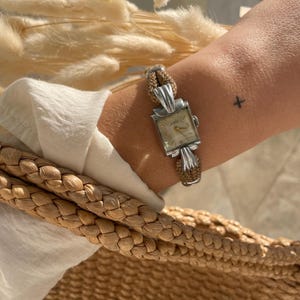 Orologio da polso da donna vintage a carica manuale, anni '40, in stile Art Déco, in acciaio inox e argento, con cassa quadrata decorata e cinturino in corda marrone chiaro di Nickles