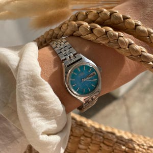 Vintage 1990s 00s 17 Jewels Silver St. Steel Chain Link Strap Blue Round Dial Automatic Movt Ladies Wrist Watch By Seiko 2206 & Date Dial