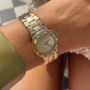 Vintage 00s Gold Dial 18k Gold Plated Ladies Gucci Quartz Analog 3300 L Ladies Link Strap Wristwatch
