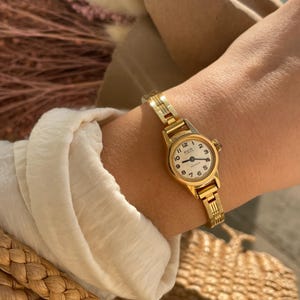 Vintage 1970s Swiss 17 Jewels Incabloc Rolled Gold Dainty Ribbed Strap Wind Up Ladies Cocktail Dress Round Dial Wristwatch By Avia In Box