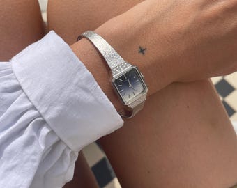 Reloj de pulsera vintage de los años 70, estilo tanque, de plata chapada en oro blanco, con caja rectangular y degradado azul, de cuerda manual, marca Seiko.