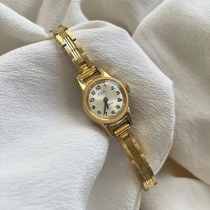 Reloj de pulsera suizo vintage de los años 70 con 17 joyas Incabloc, correa acanalada fina, de cuerda, para dama, para cóctel, esfera redonda, de Avia