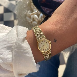 Reloj de pulsera vintage de los años 70 con 17 joyas, esfera dorada, esfera cuadrada redondeada, estilo tejido, correa dorada, para dama, de Rotary.