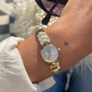 Vintage 1970s 17 Rubis Gold Plated Dainty Tound Dial With Gold Link Bracelet Strap Wind Up Cocktail Ladies Wristwatch By Regus