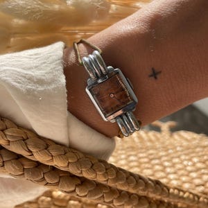 Raro orologio da polso da donna vintage degli anni '30 in stile Art Déco, cassa quadrata argentata e cromata, quadrante marrone, con cinturino sottile e in pelle, di Bucherer.