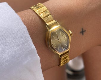 Reloj de mujer Vintage Perfex: Pulsera chapada en oro con diseño de corte de diamante de los años 70