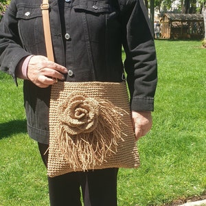 Gehäkelte Papiergarn Handtasche, Raffia Geldbörse mit verstellbarem Riemen, Muttertagsgeschenk, Geschenk für sie, Crossbody Handtasche, Crossbody Papiergarn Tasche