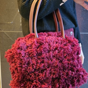Handgehäkelte Zotteltasche, Burgund Zotteltasche, Zottelfell Tasche, Zottel Schultertasche, Zotteltasche Häkeln, wolkig Zotteltasche, Handgemachte Tasche