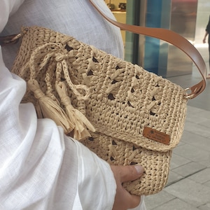 Handgehäkelte Raffia Clutch, gehäkelte Clutch mit Riemen, Boho Raffia Clutch, Handgemachte Raffia Tasche