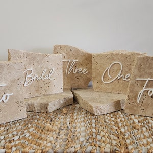 Números de mesa clásicos de piedra travertino