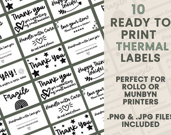 Könnte beinhalten: Zehn schwarz-weiße bedruckbare Thermoetiketten mit verschiedenen Designs und Texten, darunter "Danke", "Vorsichtig behandeln", "Happy Thin Inside!" und "Gefällt dir dein Artikel?" Die Etiketten befinden sich auf einem hellbraunen Hintergrund mit dem Text "10 BEREIT ZUM DRUCKEN THERMISCHE ETIKETTEN PERFEKT FÜR ROLLO ODER MUNBYN DRUCKER .PNG & .JPG DATEIEN INKLUSIVE" in Schwarz.