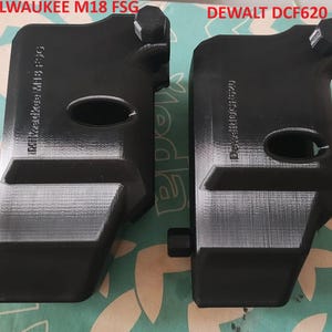 Puede incluir: Primer plano de dos carcasas de bater&iacute;a de herramienta de pl&aacute;stico negro. La carcasa de la izquierda est&aacute; etiquetada como "MILWAUKEE M18 FSG" y la carcasa de la derecha est&aacute; etiquetada como "DEWALT DCF620".