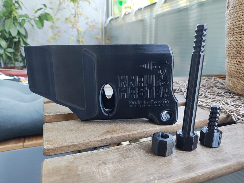 Puede incluir: Una pieza de pl&aacute;stico negro impresa en 3D con el texto "KNIGHTMARE MAKER" y "Made in Croatia". La pieza viene acompa&ntilde;ada de tres tornillos de pl&aacute;stico negro.