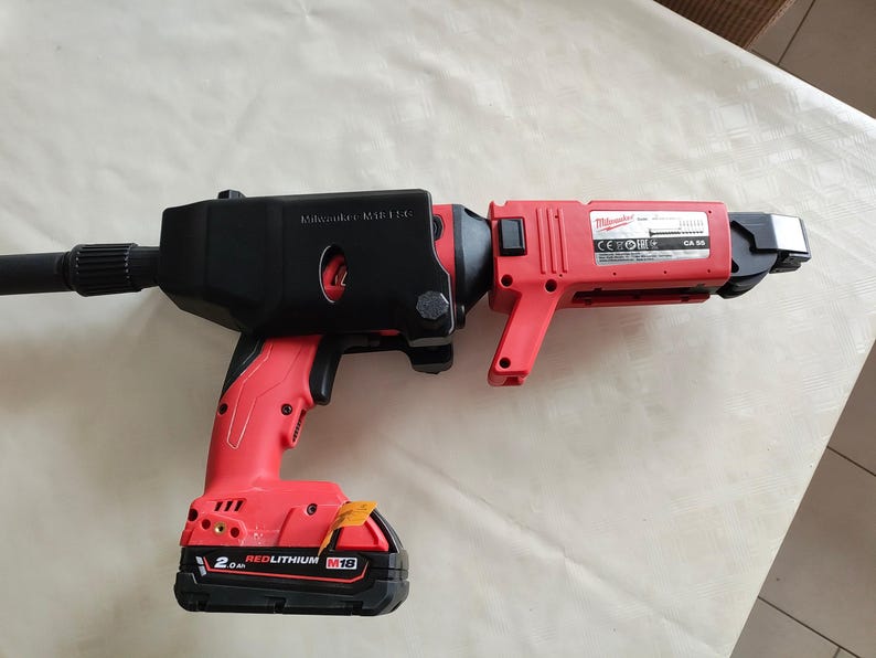 Puede incluir: Un taladro inal&aacute;mbrico rojo y negro con una funda de transporte negra y una bater&iacute;a de iones de litio roja. El taladro est&aacute; etiquetado como "Milwaukee M18 FUEL" y "RED LITHIUM M18".