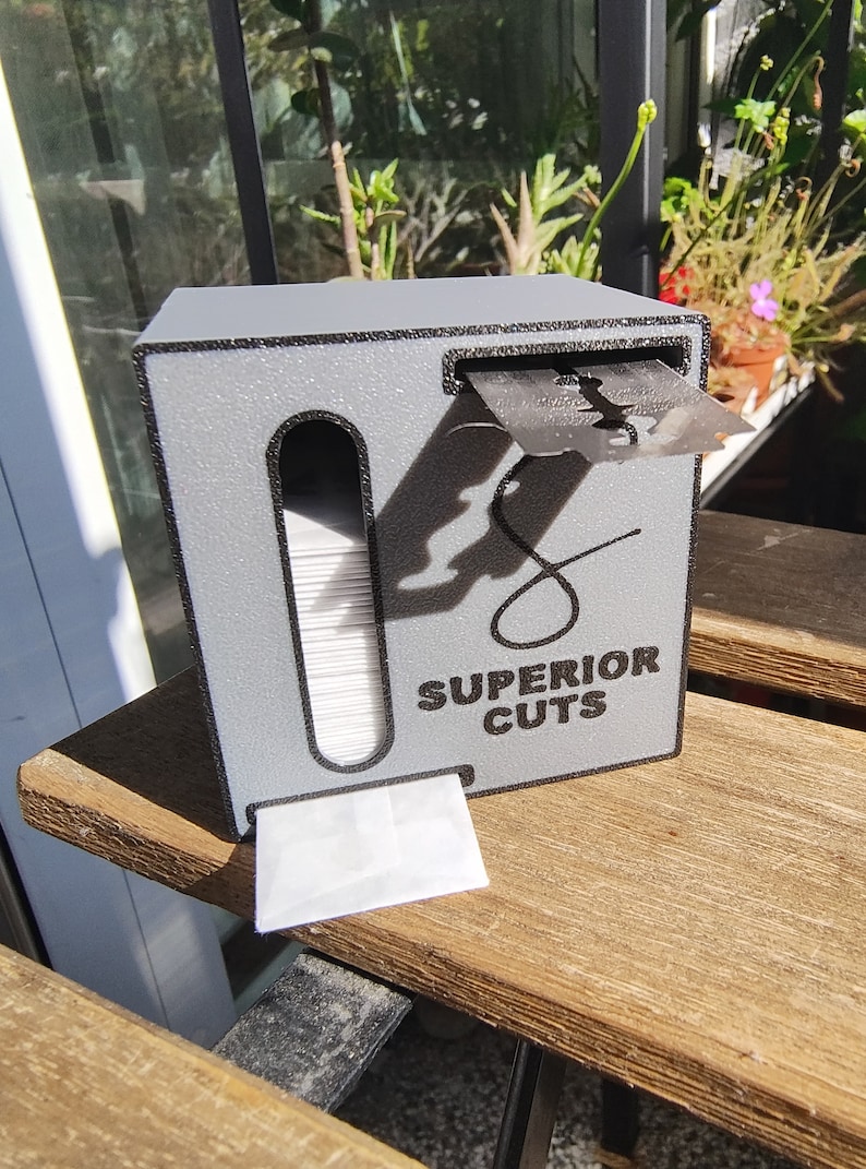 Scatola per lo smaltimento e la conservazione delle lamette da barba (2 in 1) di Superior Cuts immagine 1