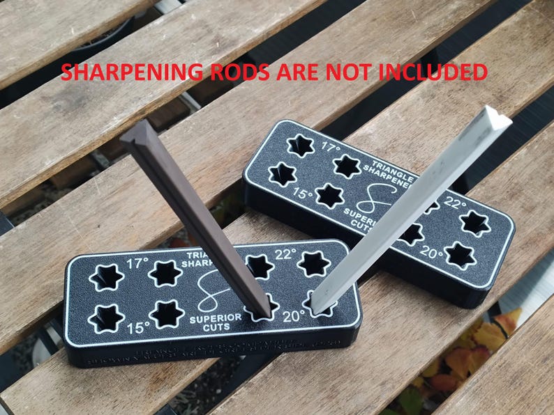 Puede incluir: Dos gu&iacute;as de afilado de pl&aacute;stico negro con ranuras en forma de estrella para varillas de afilado. Las gu&iacute;as est&aacute;n etiquetadas con diferentes &aacute;ngulos: 15&deg;, 17&deg;, 20&deg; y 22&deg;. El texto "Triangle Sharpener" y "Superior Cuts" est&aacute; impreso en las gu&iacute;as. El texto "Sharpening Rods Are Not Included" est&aacute; impreso encima de las gu&iacute;as.