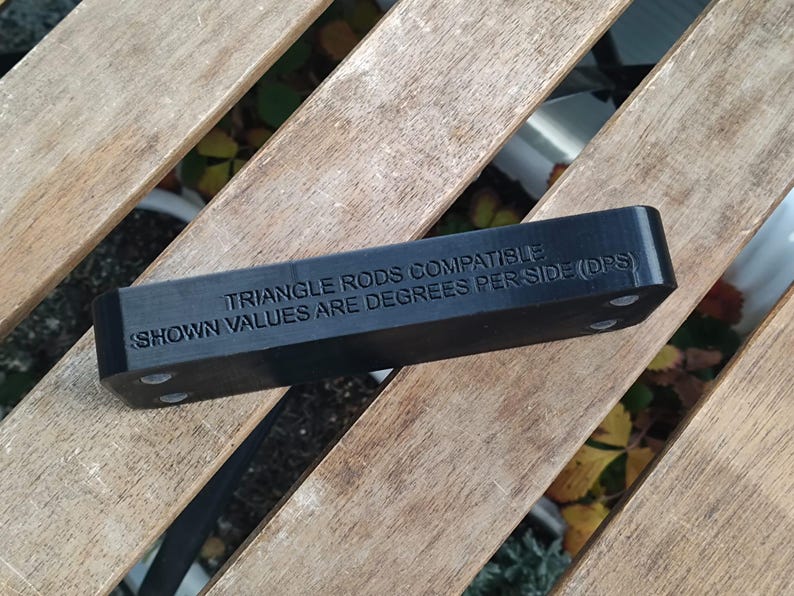 Puede incluir: Conector de varilla triangular de pl&aacute;stico negro con el texto "Triangle Rods Compatible. Shown values are degrees per side (DPS)".