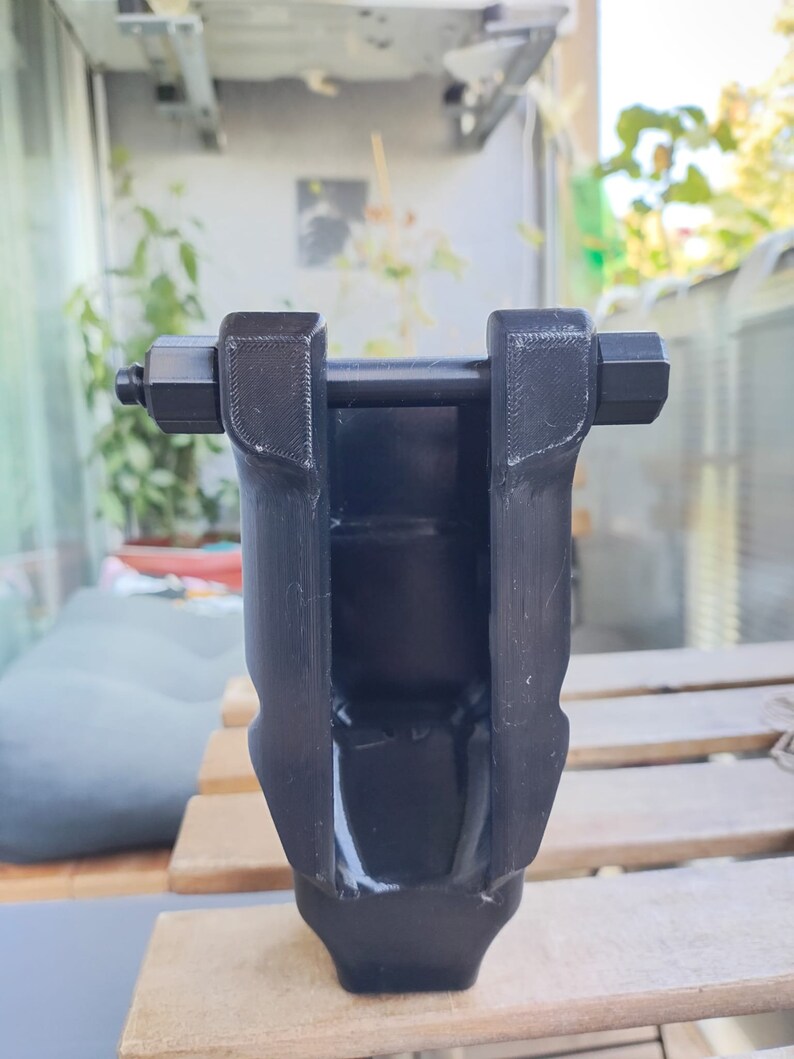 Puede incluir: Una herramienta de pl&aacute;stico negro con forma de U y un pasador de metal. La herramienta est&aacute; dise&ntilde;ada para usarse con una cadena de bicicleta.