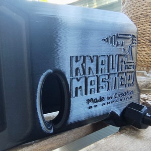 Puede incluir: Herramienta el&eacute;ctrica negra y gris con el texto "KNAUF MASTER Made in Croatia BY SUPERIOR" en relieve en el lateral.