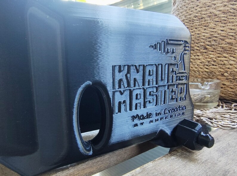 Puede incluir: Herramienta el&eacute;ctrica negra y gris con el texto "KNAUF MASTER Made in Croatia BY SUPERIOR" en relieve en el lateral.