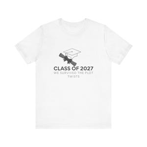 Examenströja för klass 2027 | Klass 2027 Vi överlevde handlingsvridningarna T-shirt