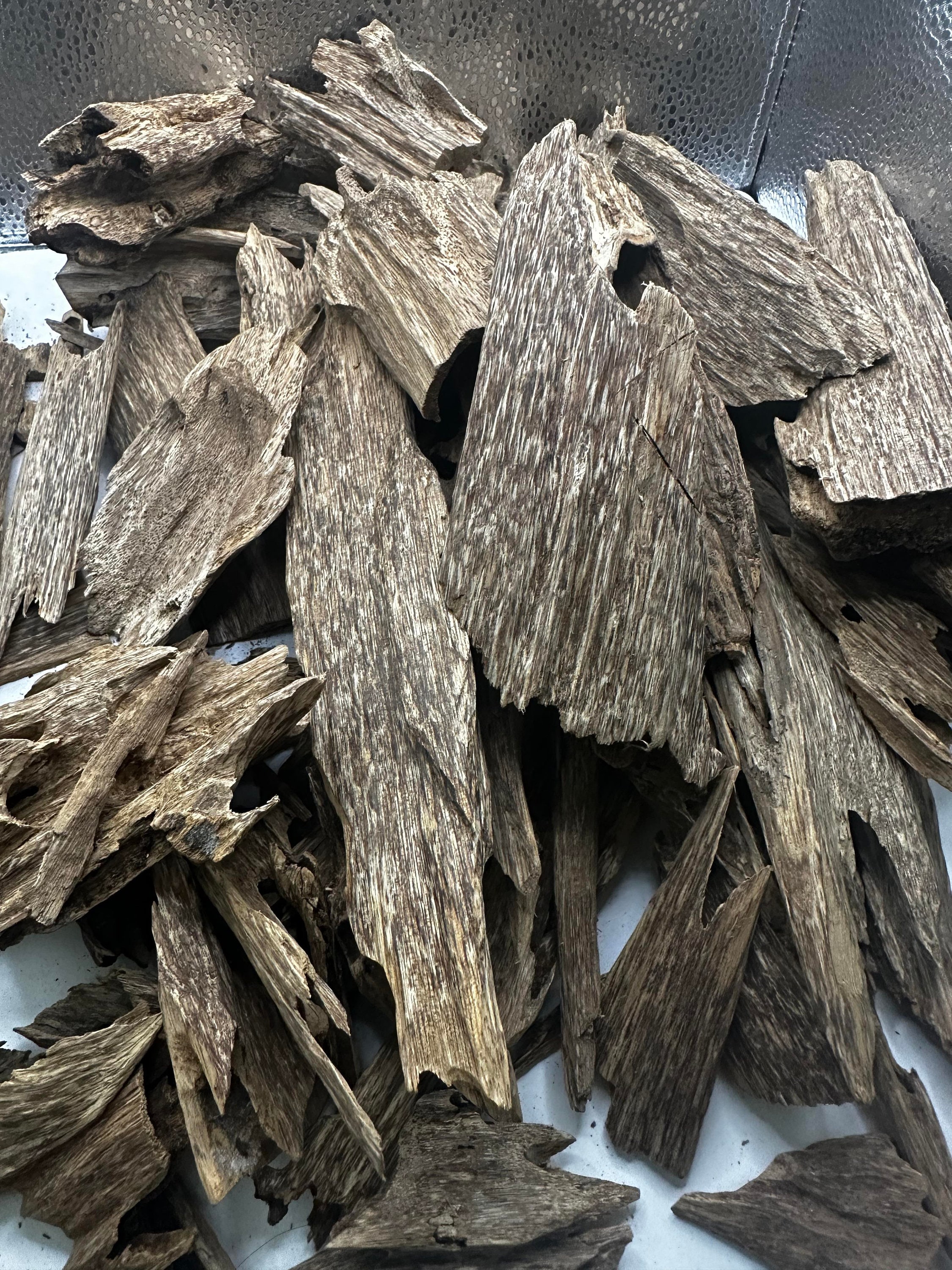 Natural Agarwood Chips Vietnamese Agarwood Authentic Agarwood Slices