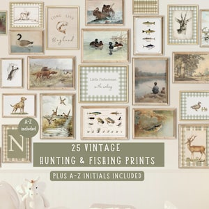 Könnte beinhalten: Eine Sammlung von 25 Vintage-Jagd- und Angel-Drucken, gerahmt und an einer Wand angeordnet. Die Drucke zeigen Illustrationen von Fischen, Enten, Hirschen und Angelszenen. Der Text "25 VINTAGE HUNTING & FISHING PRINTS" ist sichtbar.