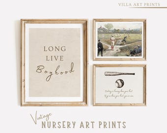 Peut inclure: Trois impressions d'art vintage pour la chambre d'enfant dans des cadres en bois. La première impression présente un fond beige avec le texte "LONG LIVE Boyhood". La deuxième impression montre une illustration vintage d'un match de baseball. La troisième impression présente une illustration en noir et blanc d'une batte de baseball et d'une balle avec le texte "La victoire, c'est d'avoir fait de son mieux. Si vous avez fait de votre mieux, vous êtes un."