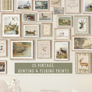 Könnte beinhalten: Eine Sammlung von 25 Vintage-Jagd- und Angelprints in rustikalen Rahmen. Die Drucke zeigen verschiedene Tiere, darunter Hirsche, Enten und Fische. Die Drucke sind an einer Wand mit einem karierten Muster angeordnet.