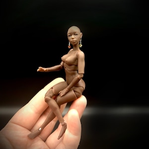 Scala 1:12, Bambola femmina di colore scuro con occhi realistici, Bambola BJD con piercing, Bambola femmina, Corpo di donna BJD, Scala MSD, YoSD, Bambola minuscola immagine 1