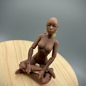 Scala 1:12, Bambola femmina di colore scuro con occhi realistici, Bambola BJD con piercing, Bambola femmina, Corpo di donna BJD, Scala MSD, YoSD, Bambola minuscola immagine 4