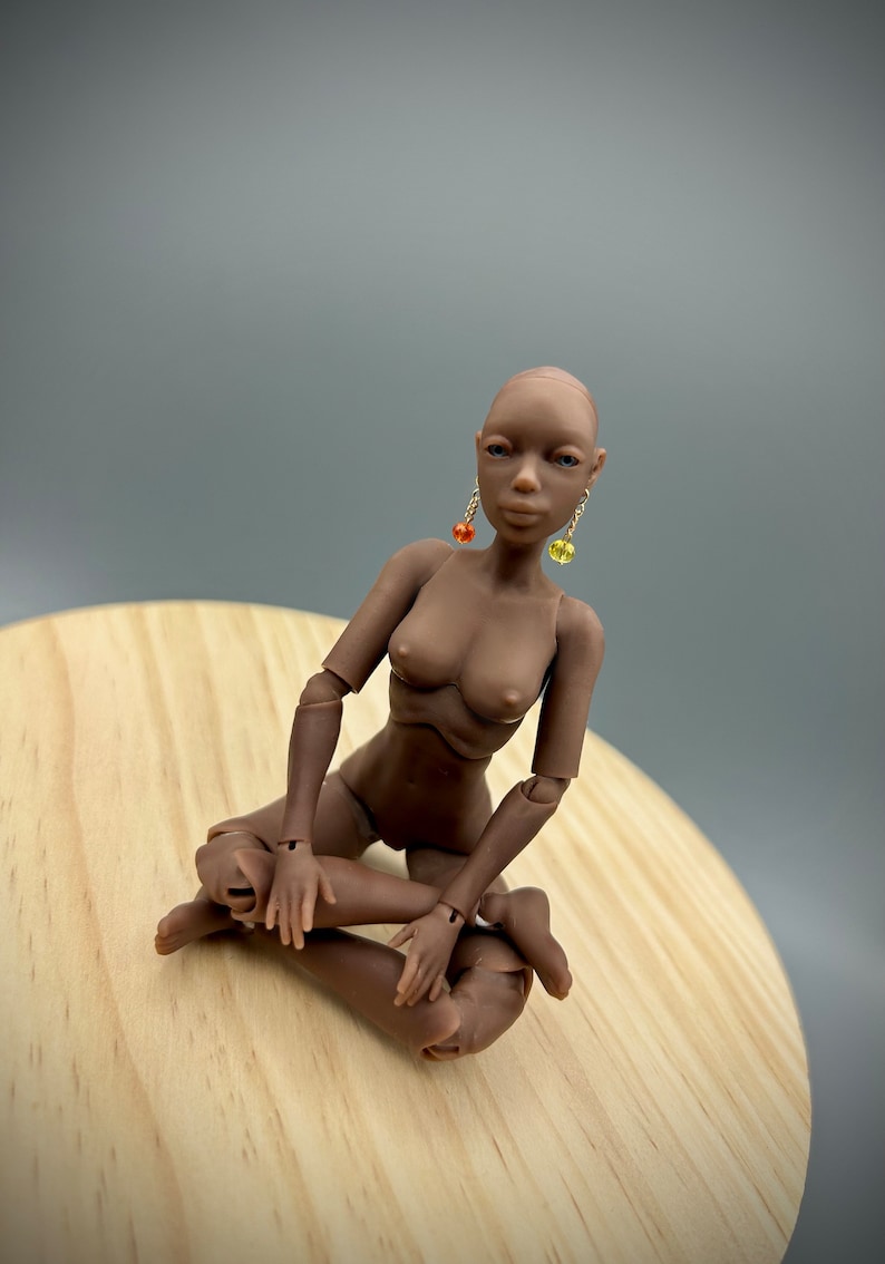 Scala 1:12, Bambola femmina di colore scuro con occhi realistici, Bambola BJD con piercing, Bambola femmina, Corpo di donna BJD, Scala MSD, YoSD, Bambola minuscola immagine 4