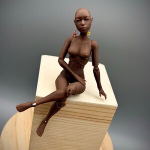Scala 1:12, Bambola femmina di colore scuro con occhi realistici, Bambola BJD con piercing, Bambola femmina, Corpo di donna BJD, Scala MSD, YoSD, Bambola minuscola immagine 6